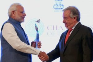 modi-get-award-by-un