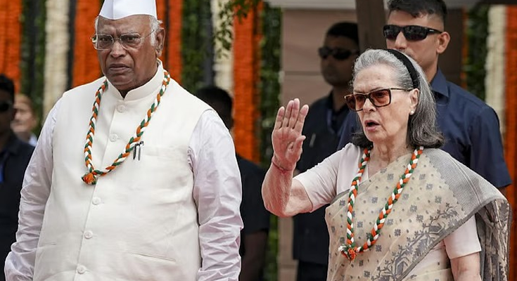 Video of Sonia Gandhi Gesturing During Vande Mataram Rendition Sparks Political Row; Congress Says She Was Asking for Chair