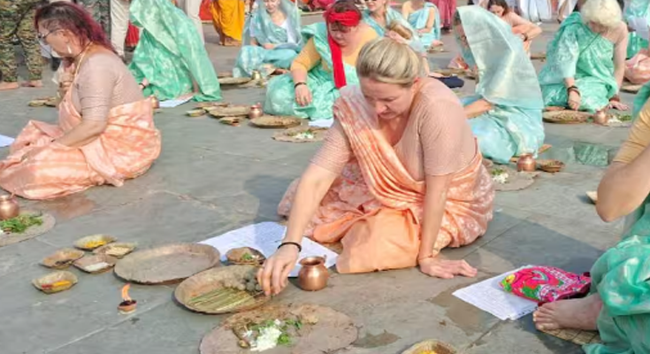 Sarees, Sacred Mantras & Pind Daan: Foreign Devotees Turn Gaya into a Global Faith Gathering